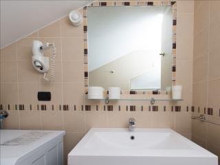 Un graziosissimo dettaglio di uno dei bagno mansardati.