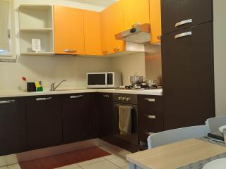 Le cucine dei monolocali superior sono un po' più grandi e sono attrezzate per cucinare (e apparecchiare) per quattro persone. 