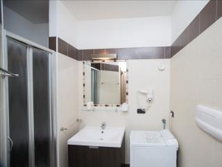 Il bagno di uno degli appartamenti del Villa Regina. Ogni bagno ha lavatrice, doccia e asciugacapelli a parete.