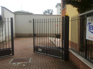 Il cancello carraio per il piano interrato.