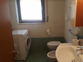 Tutti i bagni degli appartamenti del Teodolinda hanno doccia molto ampia, lavatrice e asciugacapelli da parete.
