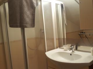 Anche le mansarde hanno comunque un bagno con lavatrice, doccia e asciugacapelli elettrico.