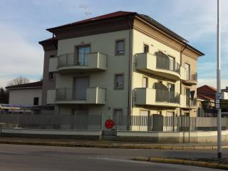 Il Residence Luna di Monza visto dall'angolo fra via Boito e via Pergolesi. Come vedi dai cartelli stradali siamo vicini all'Ospedale e all'Universita'