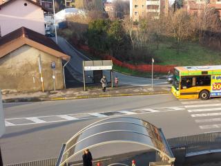 Vieni a Monza con i mezzi? Niente paura, la pensilina dell'autobus come vedi è proprio di fronte al nostro Residence